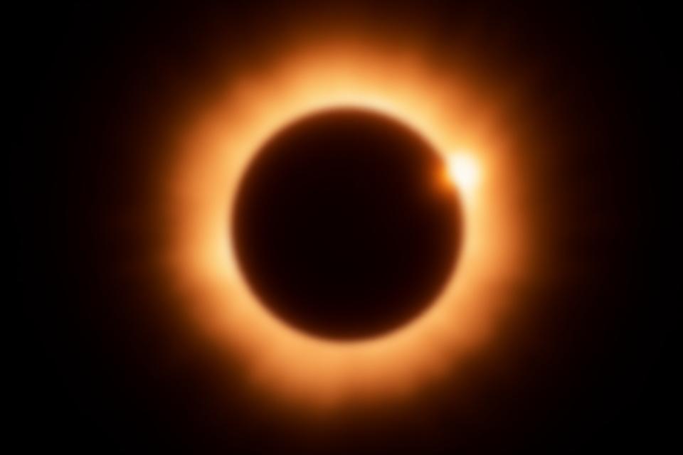 Solformørkelse med synlig korona astronomisk hendelse